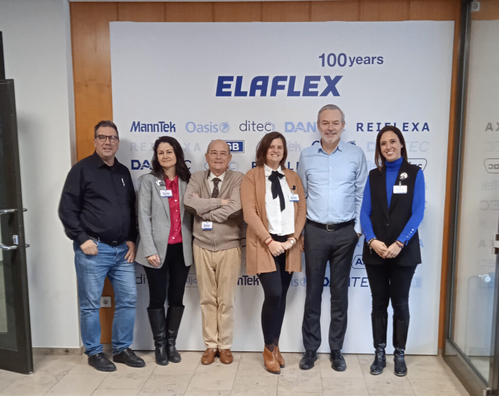 Los miembros de la delegación de Naler, junto con Jendrik Frings y Juan Luis Merinero a la entrada de las instalaciones de ELaflex
